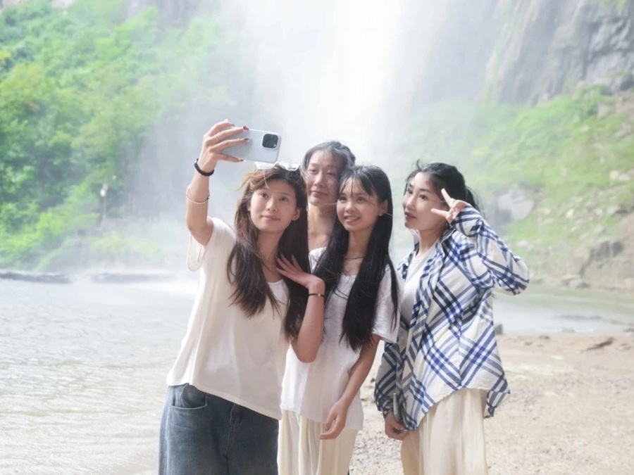 郑州出发八里沟一日天旅游团大学生活动03.jpg 郑州出发八里沟一日天旅游团大学生活动03.jpg